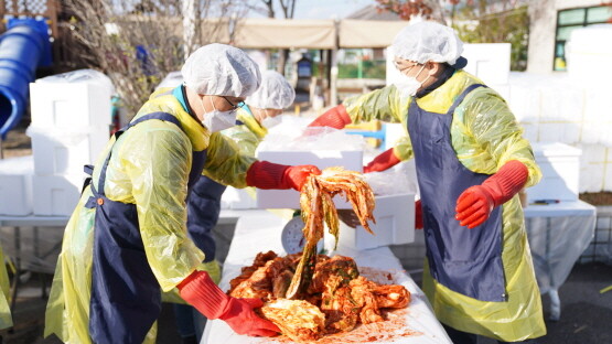 김치 나눔 봉사활동 장면. 사진=렛츠런파크 부산경남 제공