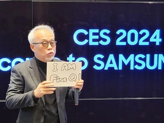 최주선 사장이 지난 1월 미국 라스베이거스 열린 'CES 2024'에 참석해 기자들과 만나 사업 계획을 이야기 하고 있다. 사진=연합뉴스