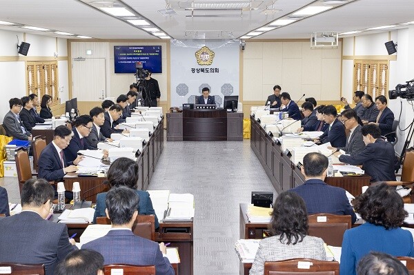 2일 경북도의회 예산결산특별위원회가 경북도교육청 소관 내년도 예산안에 대한 심사를 하고 있다. 사진=경북도의회 제공