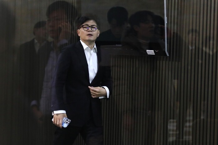 한동훈 국민의힘 대표가 4일 오전 국회에서 열린 긴급 의원총회 회의장으로 입장하고 있다. 사진=박은숙 기자