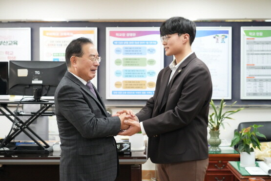 하윤수 교육감이 장희수 학생을 찾아 격려하는 모습. 사진=부산시교육청 제공