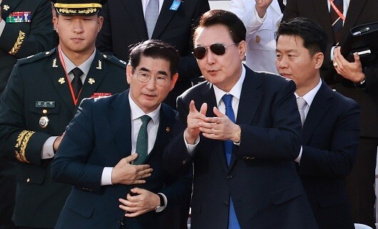 12·3 비상계엄을 주도했다는 의혹을 받는 김용현 전 국방부 장관(왼쪽)과 윤석열 대통령은 나란히 내란 등 혐의로 입건된 상태다. 김 전 장관은 12월 8일 검찰로부터 긴급체포돼 동부구치소로 이송됐다. 사진=연합뉴스