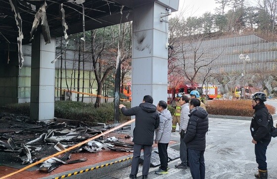 주광덕 시장(왼쪽 2번째)이 호평체육문화센터 화재 현장에 방문해  초기대응 과정을 점검하고 있다. 사진=남양주시 제공