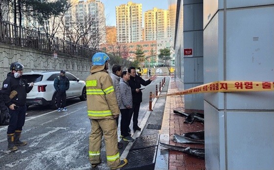 주광덕 시장(오른쪽 2번째)이 호평체육문화센터 화재 현장에 방문해  초기대응 과정을 점검하고 있다. 사진=남양주시 제공