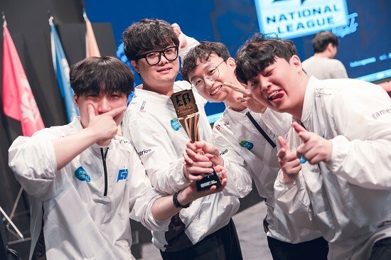 '경기 이네이트' 우승 기념 촬영. 왼쪽부터 윤영진, 전인국, 최경렬, 정진호 선수. 사진=경기콘텐츠진흥원 제공