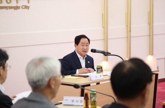 지난 10월 신청사 건립 추진위 위촉식에서 발언하는 주광덕 시장. 사진=남양주시 제공