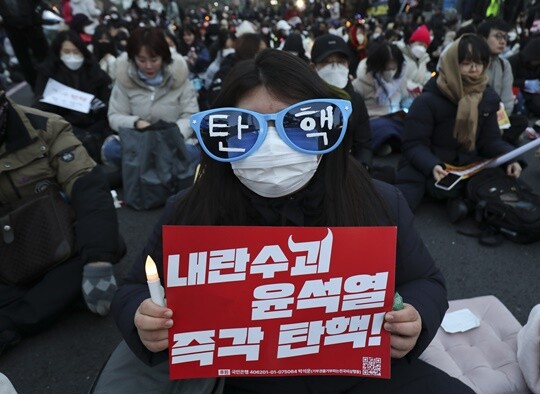 12월 10일 오후 서울 영등포구 국회 앞에서 열린 윤석열 대통령 탄핵 촉구 촛불집회에서 시민들이 다양한 문구와 직접 그린 그림을 들고 구호를 외치고 있다. 사진=박정훈 기자