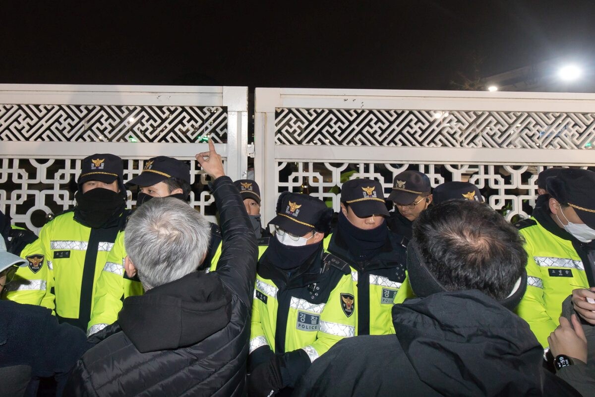 지난 3일 밤 윤 대통령의 비상계엄 선포 후 경찰이 국회 출입문을 통제하며 의원과 보좌진, 시민들의 진입을 막고 있다. 사진=연합뉴스