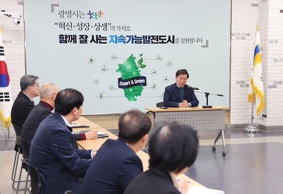 박승원 광명시장이 12일 긴급 간부회의를 주재하고 있다. 사진=광명시 제공