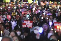 [시선25] 콘서트장서 떼창하고 응원하듯…탄핵 집회 바꿔놓은 MZ세대 ‘응원봉’ 시위