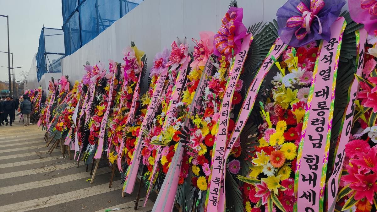 13일 서울 용산구 대통령실 앞에 윤 대통령 부부를 응원하거나 비상계엄을 지지하는 내용의이 적힌 화환 수백 개가 늘어서 있다. 사진=이강훈 기자