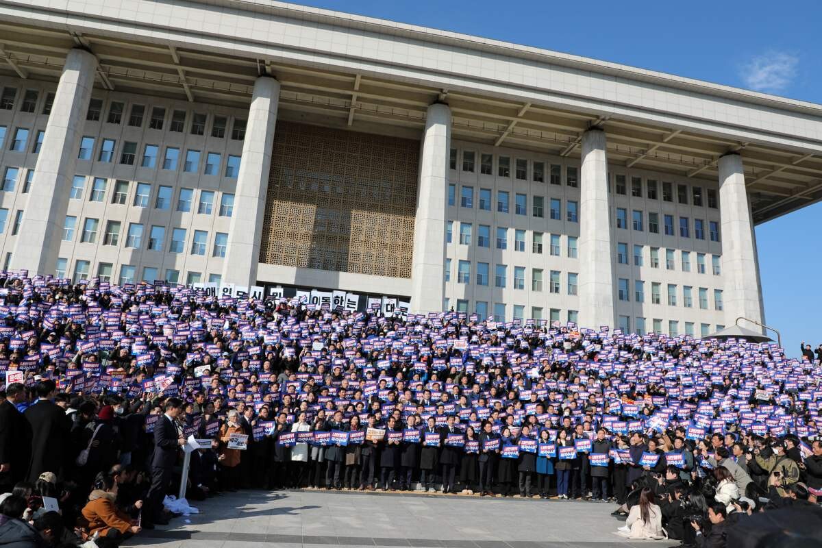 지난 4일 국회 본회의장 범야권 5개 정당 의원들이 비상시국대회를 열고 내란 수괴 혐의를 받는 윤 대통령에 대한 탄핵과 즉각 수사를 촉구했다. 사진=박은숙 기자