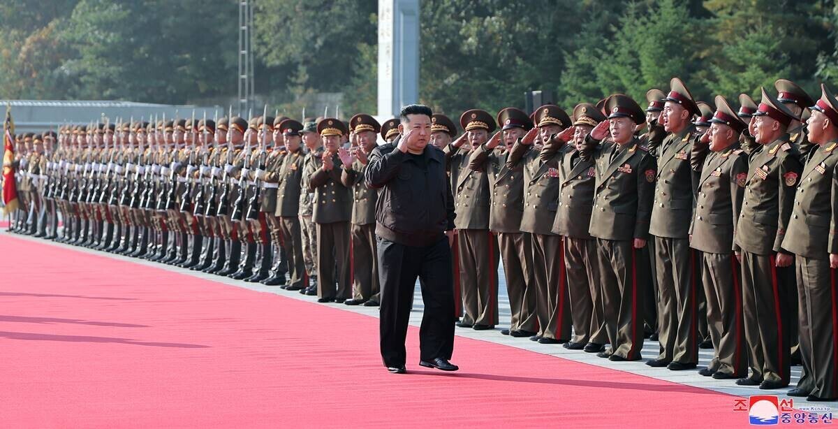 김정은 북한 국무위원장이 인민군 제2군단 지휘부를 방문했던 모습. 사진=연합뉴스