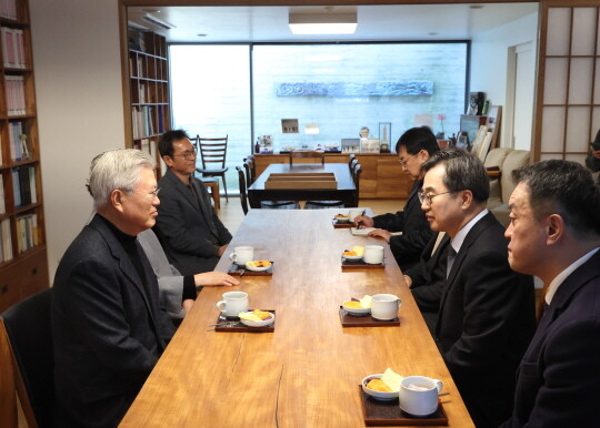 차담을 나누는 문재인 대통령과 김동연 경기도지사. 사진=경기도 제공