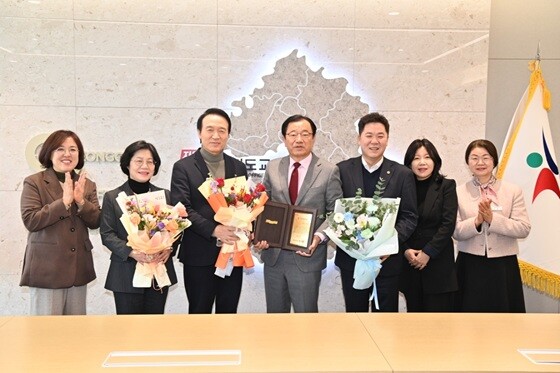 이현재 하남시장(가운데)이 '제40회 경기교육대상 시상식' 에서 교육협력분야 표창을 수여했다. 사진=하남시 제공