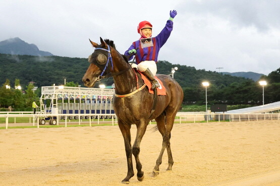 글로벌히트와 김혜선 기수의 농림축산식품부장관배 우승 당시 모습. 사진=렛츠런파크 부산경남 제공