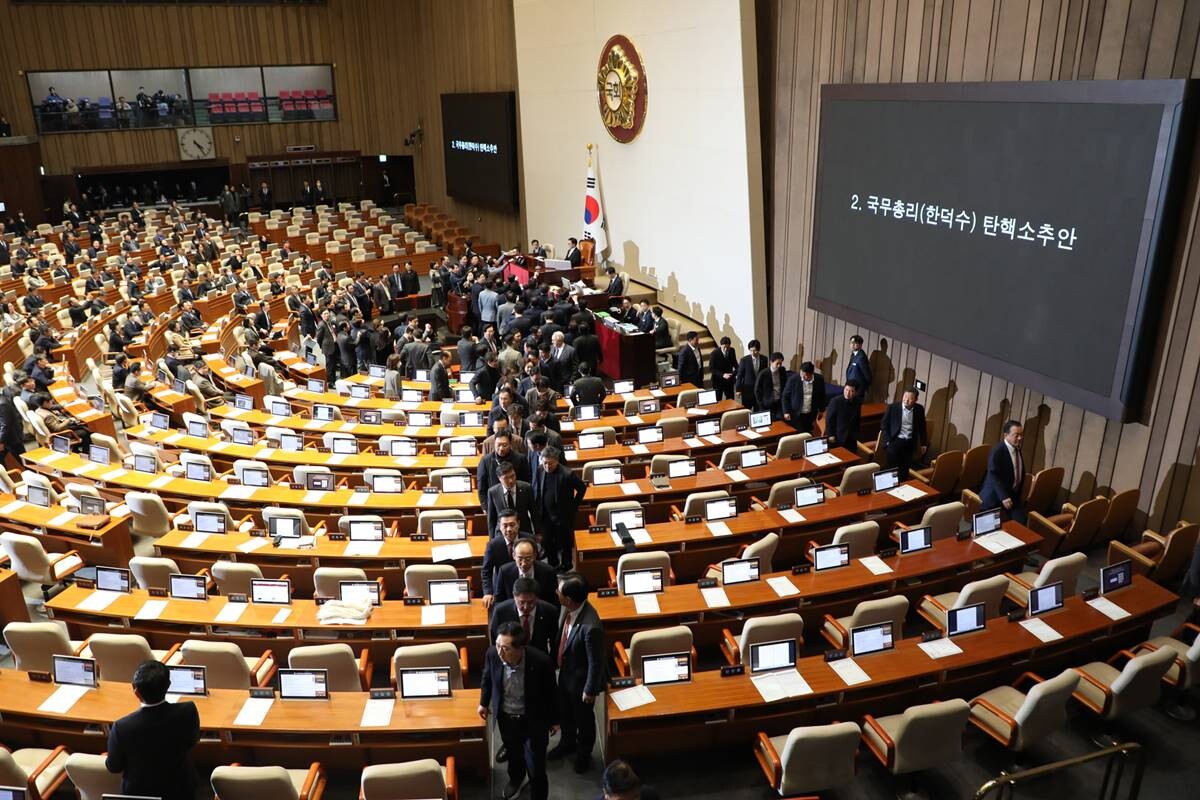 국민의힘 의원들이 27일 국회 본회의에서 국무총리(한덕수) 탄핵소추안 개표가 시작되자 본회의장을 나서고 있다. 사진=박은숙 기자