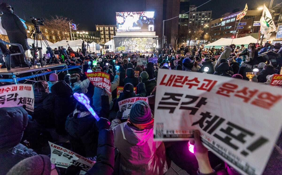 지난 18일 서울 종로구 안국역 일대에서 열린 윤석열 대통령 퇴진 촉구 집회 현장. 사진=최준필 기자