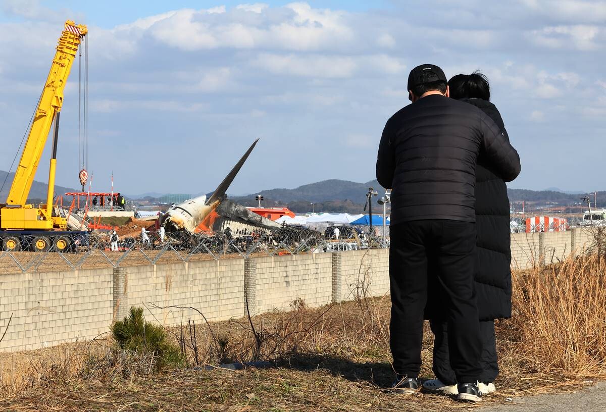 제주항공 참사 사고 현장 찾은 유가족들. 사진=연합뉴스