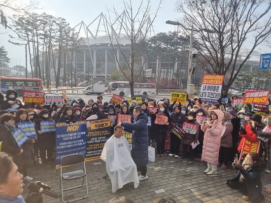 12월 21일 일산서구청 앞 덕이동 데이터센터 반대 집회에서 김영환 국회의원이 삭발을 하고 있다. 사진=탄현동 비대위원회 제공