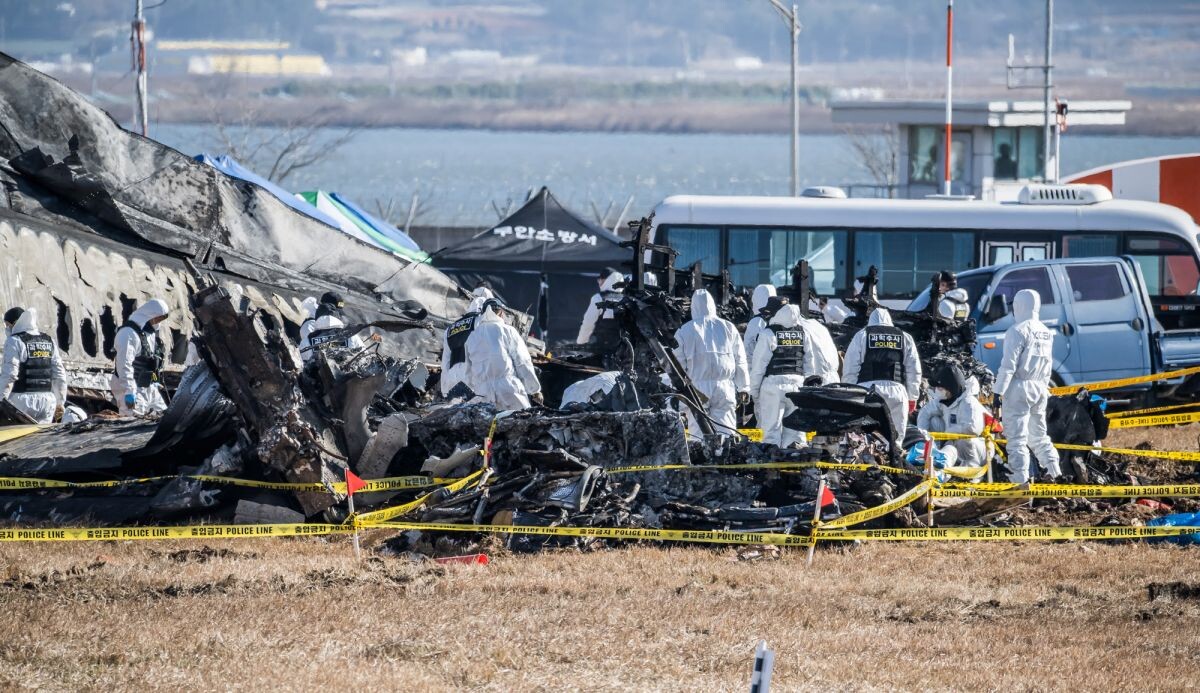 31일 전남 무안군 무안국제공항 제주항공 여객기 참사 현장에서 경찰 과학수사대와 국과수가 현장 조사를 하고 있다. 사진=최준필 기자