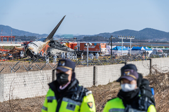 12월 31일 무안공항 제주항공 여객기 참사 현장에서 경찰 과학수사대와 국과수가 현장 조사를 하고 있다. 사고 기종은 보잉 737-800 모델이다. 사진=최준필 기자