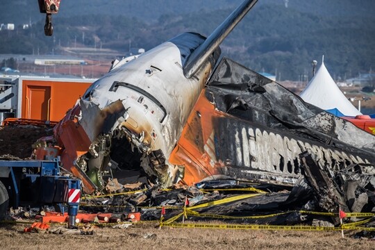 전남 무안군 무안국제공항 활주로에 12월 29일 동체 착륙을 시도하다 충돌 후 폭발한 제주항공 여객기의 흔적과 잔해가 남아 있다. 사진=최준필 기자