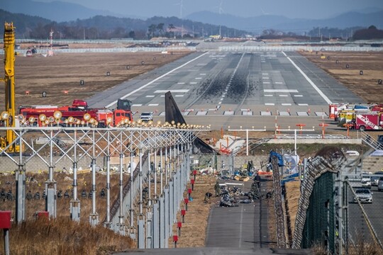 전남 무안군 무안국제공항 활주로에 12월 29일 동체 착륙을 시도하다 충돌 후 폭발한 제주항공 여객기의 흔적과 잔해가 남아 있다. 사진=최준필 기자