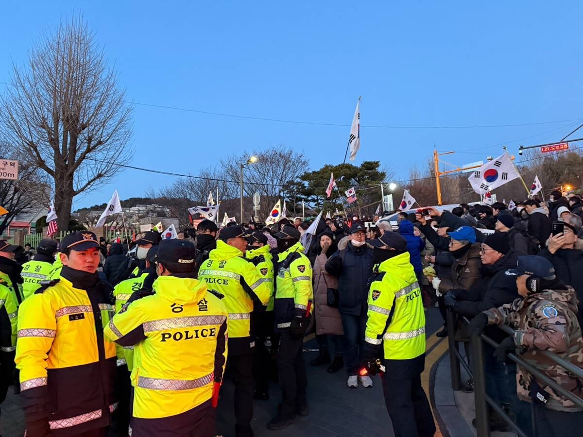 2일 오후 5시 50분 서울 용산구 한남동 관저 인근에서 윤석열 대통령 지지자들이 집회를 여는 모습. 사진=정소영 기자