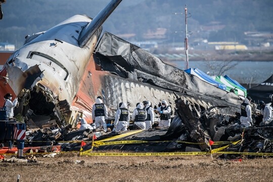 2024년 12월 31일 전남 무안군 무안국제공항 제주항공 여객기 참사 현장에서 경찰 과학수사대와 국립과학수사연구원이 현장 조사를 하고 있다. 사진=최준필 기자