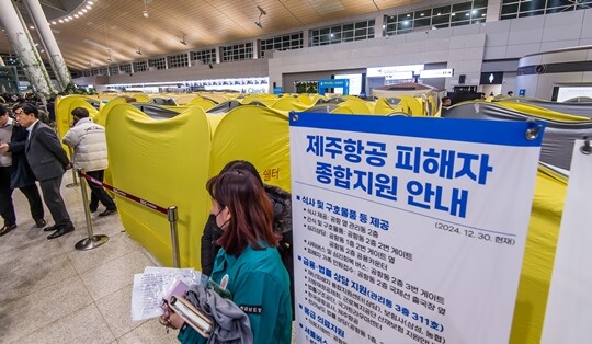 제주항공 참사 발생 이틀째인 2024년 12월 30일 전남 무안군 무안공항 청사 2층에 유가족 쉘터가 마련되어 있다. 사진=최준필 기자