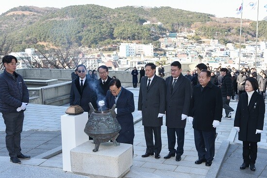 한국해운조합 이채익 이사장이 부산 순직선원 위령탑을 방문해 분향하고 있다. 사진=한국해운조합 제공