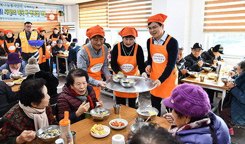 최진수 경북농협 본부장이 지난 3일 대한적십자사 경북지사 안동나눔터를 찾아 봉사자들과 함께 시설을 이용하는 어르신들에게 따뜻한 오찬을 제공하고 있다. 사진=경북농협 제공