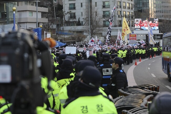 공수처의 체포영장 집행 불발로 2700여 명의 기동대를 투입한 ‘경찰력’만 낭비됐다는 불만도 나온다. 사진=박정훈 기자