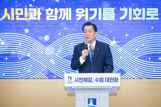 이재준 수원시장이 6일 시청에서 2025년 신년브리핑을 열어 올해 주요 계획을 소개하고 있다. 사진=수원시 제공