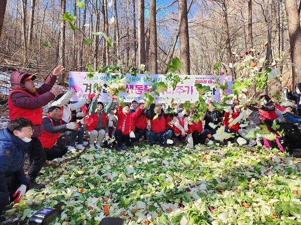 지난해 팔공산 일원에서 실시된 야생동물 먹이주기 행사. 사진=대구시 제공