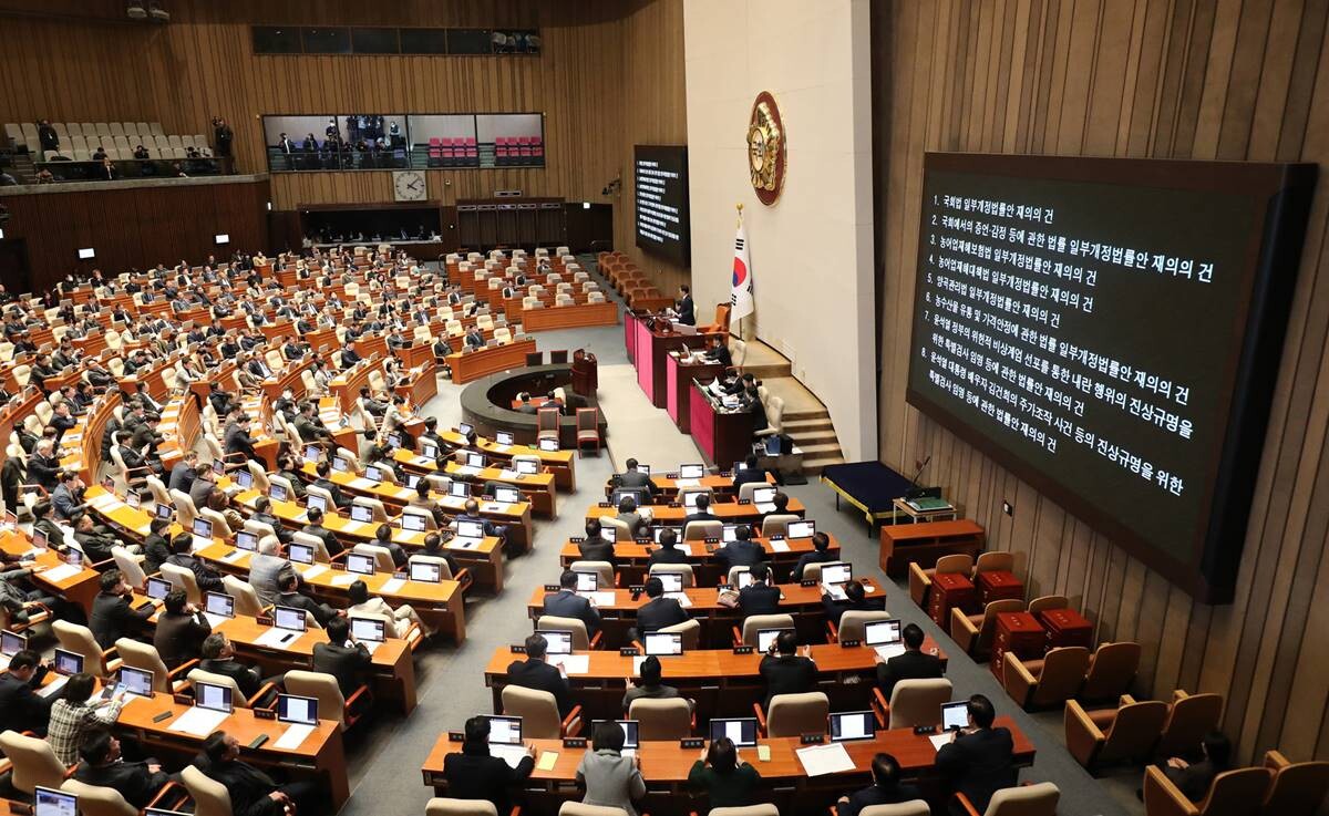 우원식 국회의장이 8일 국회 본회의에서 내란·김건희 특검법 등 8개 법안 재표결에 대해 부결을 알리고 있다. 사진=박은숙 기자