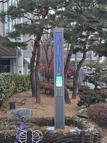 용인특례시가 수지구 풍덕천2동 신정 공원에 설치한 미세먼지 스마트폴 모습. 사진=용인특례시 제공