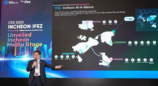 1월 7일 시작된 CES 2025 현장에서 윤원석 인천경제청장이 IFEZ의 스마트시티 서비스와 스마트시티 이니셔티브를 통한 미래 비전을 발표하고 있다. 사진=인천경제자유구역청 제공