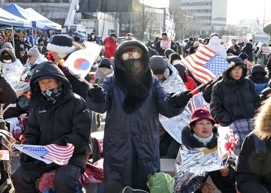 윤석열 대통령 체포영장 재발부로 긴장감이 고조되고 있는 1월 10일 오전 서울 용산구 한남동 대통령 관저 인근에서는 추위 속에서 탄핵 반대 단체의 집회가 열리고 있다. 사진=박정훈 기자