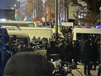 "움직이지 마" 전운 감도는 한남동…대통령 체포 시도 대치 