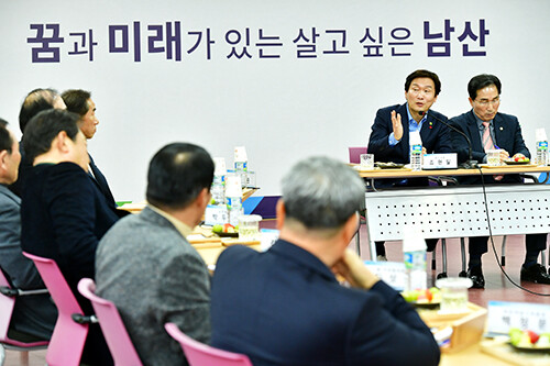 조현일 시장이 '찾아가는 주민과의 대화' 첫 일정인 남산면에서 주민들의 건의사항에 답하고 있다. 사진=경산시 제공