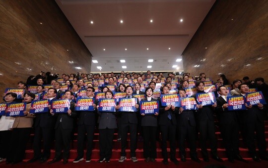 더불어민주당 박찬대 원내대표와 의원들이 1월 8일 오후 국회 본관 로텐더홀 계단에서 구호를 외치고 있다. 사진=박은숙 기자