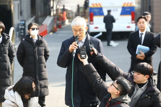 천대엽 법원행정처장이 19일 윤석열 대통령 지지자들이 난입한 서울서부지방법원을 방문해 점검을 마친 뒤 취재진 질문에 답변하고 있다. 사진=임준선 기자