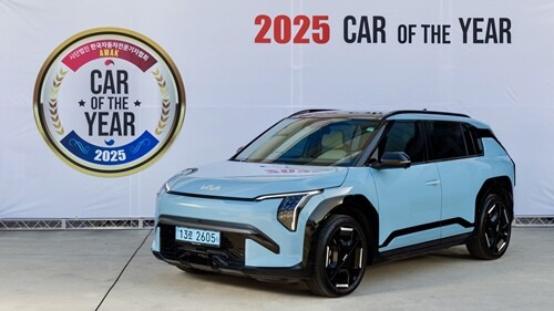 한국자동차전문기자협회 선정 ‘2025 대한민국 올해의 차(Car of the Year 2025)’에 이름을 올린 기아 EV3. 사진=AWAK 제공