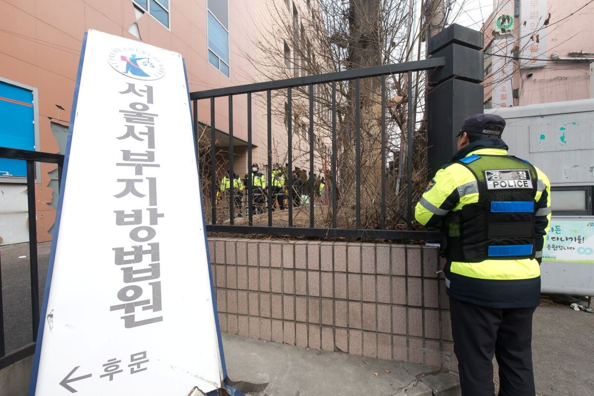 지난 20일 오전 서울 마포구에 위치한 서울서부지방법원 현판이 떨어져 있다. 사진=이종현 기자