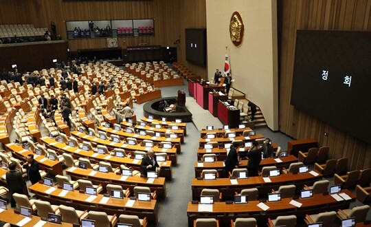 우원식 국회의장이 1월 17일 국회 본회의에서 여야 간 내란 특검법 협의를 위해 정회를 선언하고 있다. 사진=박은숙 기자