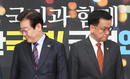 최상목 대통령 권한대행과 이재명 더불어민주당 대표가 1월 13일 서울 여의도 국회에서 면담을 위해 자리에 앉고 있다. 사진=국회사진취재단