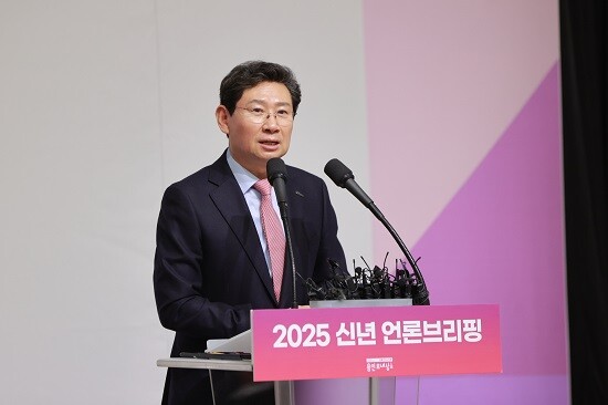 이상일 용인특례시장이 22일 2025 신년 언론브리핑을 하고 있다.  사진=용인특례시 제공