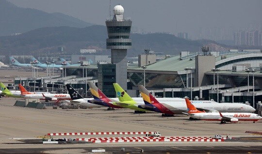 항공기를 늘리면 규모의 경제 효과를 노릴 수 있다. 인천국제공항 제1여객터미널에 세워져 있는 항공기. 사진=연합뉴스